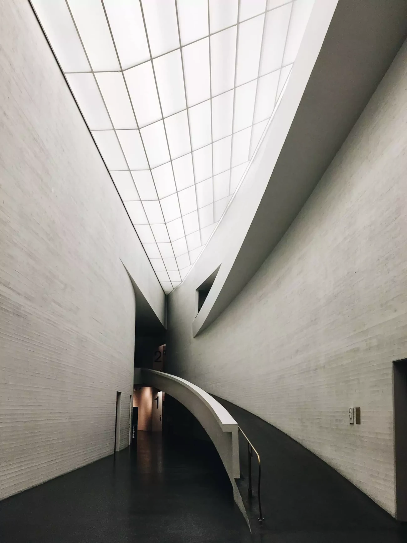 Una rampa che segue un muro curvo al Kiasma Museu, Helsinki, Finlandia